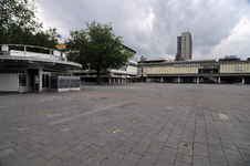 803929 Gezicht op het Vredenburg te Utrecht, uit het noordwesten, met rechts de kledingwinkel van Peek & Cloppenburg ...